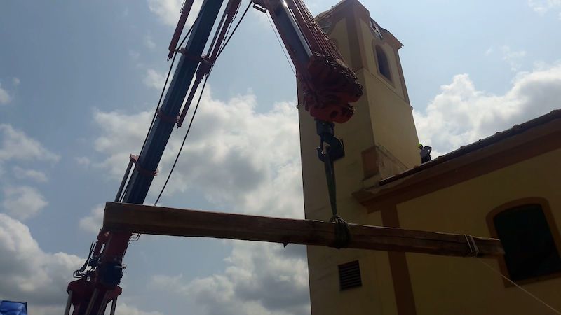 Z trámů zničené střechy po tornádu bude kříž pro návštěvu papeže